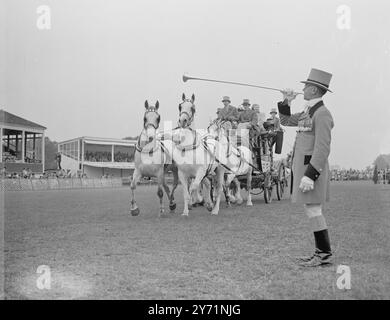 RICHMOND ROYAL HORSE SHOW . Aujourd'hui était le dernier jour du Royal Richmond Horse Show , à Richmond , Surrey . L'IMAGE MONTRE :- quatre en mains . M. l C LAMERTON ' S équipe de GEYS est ' sonné ' dans ' Coaching Marathon Class , au Richmond Royal Horse Show . Conduit par M. SYDNEY SCARLET . 12 juin 1948 Banque D'Images