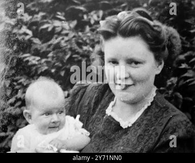 ' MÈRE QUATRE FOIS ' vingt-huit ans Mme . MARGARET ELIZABETH GOOD , épouse d'un fermier du Gloucestershire , a donné naissance à des quadruplés , toutes filles , leur état est considéré comme ' satisfaisant ' et ils sont nourris avec de l'eau stérile à intervalles réguliers . Mme GOOD a déjà une fille , SUSAN âgée de deux ans . PHOTOS MONTRENT ; femmes dans les nouvelles ' Un portrait souriant de M. Good avec sa fille de deux ans SUSAN quand un bébé juin 14 1948 Banque D'Images