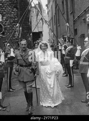 Neveu de Lord Birdwood épouse Miss Betty Scott. Le mariage du major Christopher Birdwood , neveu de 29 ans du maréchal Lord Birdwood , et de Mlle Betty Scott , fille unique du capitaine et de Mme Claud Scott , de Walton Street, Kensington , a eu lieu à Michael's, Chester Square, Londres. Images montrent : ' lancer's bride ' - sous une arche de lances, tenue par une garde d'honneur des sergents du 12e Lancers - le régiment du marié - le pont et le marié quittent Michael's après leur mariage aujourd'hui. La garde d'honneur des lanceurs portait une robe complète pittoresque. 19 juin 1948 Banque D'Images