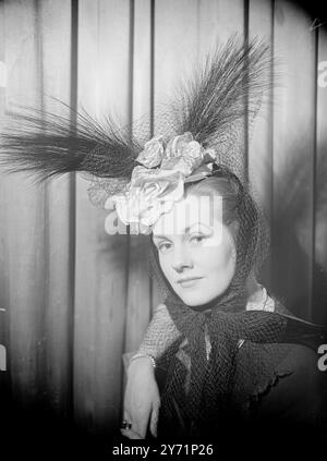 Osprey for Ascot vu au Today's (lundi), Associated Millinery designers of London avant-première au Dorchester Hotel, est cette création étonnamment sophistiquée pour la gloire couronnante de Madame. Les plumes de Osprey se combinent avec des roses roses massées et un habile voile, pour saluer Royal Ascot. 14 juin 1948 Banque D'Images