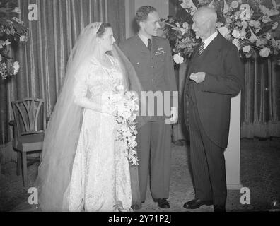 GÉNÉRAL SMUTS UN INVITÉ DE MARIAGE . Un des invités au mariage de Mlle JUDITH WELSH , et M. ANTHONY HOLLAND , d F C , à St. Margaret ' s Westmister aujourd'hui , était le maréchal Smuts . M. Holland , est le fils de Sir Alfred Holland , qui est le maître en chef de la Cour suprême ( division de la chancellerie ) . Sa future épouse Judith a joué plusieurs petits rôles dans des films, dont Bonnie Prince Charlie et Anna Karenina. L'IMAGE MONTRE :- ' conseils amicaux ' général Smut ( à droite ) . A un mot amical avec le jeune couple marié à leur réception de mariage à Londres. Banque D'Images