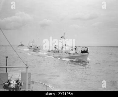 ' Little Ship ' - Big Cruise le plus grand programme de croisière dans l'histoire des forces côtières de la Royal Navy commence ce soir quand une division de la deuxième flottille de bateaux torpilles à moteur , balaie en ligne devant sa base portuaire, le HMS Hornet . Les petits navires voyageront plus loin de leurs bases qu'ils ne l'ont été depuis la fin des hostilités , visiteront les ports de Flushing , Amsterdam , Wilhelmshaven , Kiel et Stockholm . Les bateaux voyageront dans des eaux familières, mais au lieu de s'allonger dans l'obscurité en attendant un meurtre , ils feront escale dans les ports pour des visites de courtoisie . Image s Banque D'Images