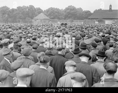 Grève des quais de Londres - réunion rivale à Bethnal Green en opposition à la réunion de masse des grévistes des quais de Londres , convoquée par M. Arthur Deakin , secrétaire du transport and General Workers Union , une réunion rivale a été convoquée aujourd'hui à Victoria Park , par le comité des grévistes . On voit aujourd'hui : ' Président de l'opposition ' - Une mer de têtes est vue à Victoria Park, Bethnal Green, alors que M. Harry Van Loon s'adresse à la réunion du 'rival'. 22 juin 1948 Banque D'Images