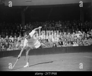 ' Tony Goes Down ' - Mottram perd à Wimbledon imprévisible Tony Mottram qui a soulevé des espoirs britanniques en entrant dans les huit derniers en simple masculin , à Wimbledon , a été dominé par Gardner Mulloy , le joueur américain durement frappé en quatre sets sur court One aujourd'hui. Images montrent: "Down and Out" - Tony Mottram descend à un plan bas, à Wimbledon aujourd'hui . Juin 28 1948 Banque D'Images