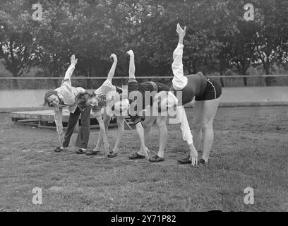 Athlètes de l'Australie -équipe olympique australienne ici les membres de l'équipe olympique australienne ne perdent pas de temps à se mettre en forme avant les Jeux, après leur voyage à travers le monde. Les filles « From Down Under » choisissent Paddington Recreation Ground, Londres, pour leur « parcours de renforcement ». Images : 'Toe-Touch' in Paddington Recreation Ground, sont - de gauche à droite - Betty McKinnon, (Sydney) ; Judy Canty, (Sydney) ; Joyce King, (Sydney) ; et Shirely Strickland (Perth). 2 juillet 1948 Banque D'Images