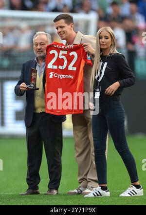 Turin, Italie. 21 septembre 2024. L'ancien gardien de but de la Juventus Wojciech Szczesny reçoit un maillot numéroté et une plaque des mains de Gianluca Ferrero, président de la Juventus, pour marquer ses 252 apparitions pour le club, avant de débuter le match de Serie A au stade Allianz de Turin. Le crédit photo devrait se lire : Jonathan Moscrop/Sportimage crédit : Sportimage Ltd/Alamy Live News Banque D'Images