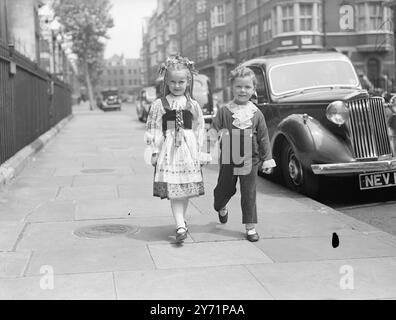 « Dancing Toddlers » - finale de la compétition de danse. Les finales du concours de danse All England 1948, organisé pour le compte du Sunshine Fund for Blind Babies and Children, ont lieu aujourd’hui et demain au King George Hall, YMCA, Tottenham court Road, Londres. Les enfants de moins de six ans, avec des petits pieds qui se déplacent rapidement, ont dansé devant les juges aujourd'hui et pour ceux qui regardent, c'était un régal à retenir. On voit : 'Hand in Hand' -vêtus de jolis costumes, la jeune Jacqueline Hooper, âgée de cinq ans, de Southsea, et Michael Hawkes, de Leeds, quatre ans (troisième prix winne Banque D'Images