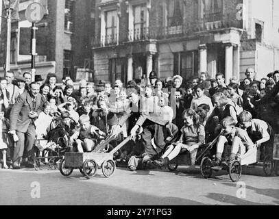 ' DERBY JOUR 2 À NORTH KENSINGTON . Malgré les contre-attractions de course à Ascot et Haydock Park , la finale de la boîte à savon Derby a été organisée à Southam Street m une rue de jeu , à North Kensington , où les enfants dans leur maison faits «chars» étaient sur le terrain. Le maire de Kensington , Mr. J.H.HUXLEY était parmi les spectateurs . 9 octobre 1948 Banque D'Images