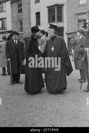 Service des conférences Lambeth - Cathédrale de Canterbury L'archevêque de Canterbury a assisté aujourd'hui au service d'ouverture de la Conférence Lambeth à la Cathédrale de Canterbury. Images : L'archimandrite Vitaly de l'Église russe (à gauche) discute avec l'archevêque Pantelemon, d'Edesse, Grèce, à la conférence de Lambeth. 1er juillet 1948 Banque D'Images