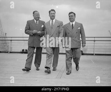 'Gus Comes Across' Lesnevitch arrive des États-Unis en arrivant avec le promoteur britannique de boxe Jack Solomons, de New York, sur la Cunard White Star Liner 'Queen Mary', est champion poids léger du monde Gus Lesnevitch, qui rencontrera notre propre Freddie Mills à White City, le 26 juillet. On voit : « trois en harmonie » - de gauche à droite - Jack Solomons ; Gus Lesnevitch ; et le gérant Joe Vella, se promener sur le pont de la « Queen Mary » à Southampton. Juin 30 1948 Banque D'Images