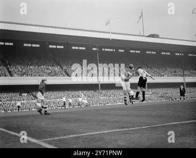 Arsenal V Burnley . Les champions rencontrent les finalistes de la Coupe . Burnley , qui a concédé 14 buts en 10 matchs cette saison , a été les visiteurs d'Arsenal à Highbury aujourd'hui sans centre Alan Brown transféré au comté de Nott au cours de la semaine . L'IMAGE MONTRE:- duel Ahead entre Wilson , Burnley dehors gauche et Barnes , Arsenal arrière droit , à Highbury . 9 octobre 1948 Banque D'Images