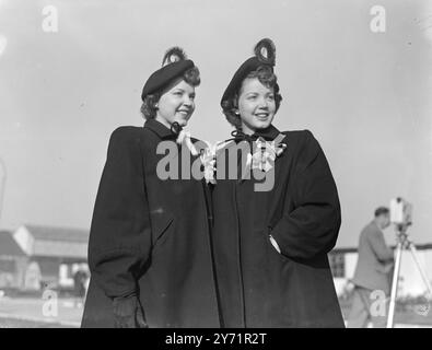 VOICI LES JUMEAUX. Cinq ensembles de jumeaux identiques américains (quatre brunes, l'autre blonde) sont arrivés à l'aéroport de Londres lors d'une visite de bonne volonté en tant que représentants d'une entreprise fabriquant des maisons ''perms''. Ici, les jumeaux chercheront des jumeaux britanniques pour représenter la même entreprise qui a commencé à fabriquer dans ce pays. Tous les jumeaux identiques seront invités à des tea-parties. Compte tenu du fait qu'il ya 250 000 ensembles en Grande-Bretagne cette forme de divertissement peut s'avérer une bagatelle trépidante. PHOTOS : - Kathleen et Kathrine Ring 19 octobre 1948 Banque D'Images