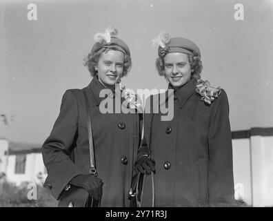 VOICI LES JUMEAUX. Cinq ensembles de jumeaux identiques américains (quatre brunes, l'autre blonde) sont arrivés à l'aéroport de Londres lors d'une visite de bonne volonté en tant que représentants d'une entreprise fabriquant des maisons ''perms''. Ici, les jumeaux chercheront des jumeaux britanniques pour représenter la même entreprise qui a commencé à fabriquer dans ce pays. Tous les jumeaux identiques seront invités à des tea-parties. Compte tenu du fait qu'il ya 250 000 ensembles en Grande-Bretagne cette forme de divertissement peut s'avérer une bagatelle trépidante. L'IMAGE MONTRE:- Alice et Alva 19 octobre 1948 Banque D'Images