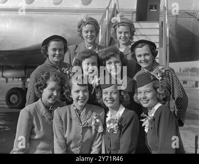 VOICI LES JUMEAUX cinq ensembles de jumeaux identiques américains (quatre brunes, l'autre blonde) sont arrivés à l'aéroport de Londres sur une visite de bonne volonté en tant que représentants d'une entreprise de fabrication maison ''perms''. Ici, les jumeaux chercheront des jumeaux britanniques pour représenter la même entreprise qui a commencé à fabriquer dans ce pays. Tous les jumeaux identiques seront invités à des tea-parties. Compte tenu du fait qu'il ya 250 000 ensembles en Grande-Bretagne cette forme de divertissement peut s'avérer une bagatelle trépidante. IMAGES MONTRENT:- Toni Twins photographiés à leur arrivée à l'aéroport de Londres. Rangée du bas : Kathleen et Katharine Ring. Banque D'Images