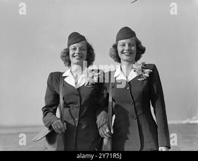 VOICI LES JUMEAUX. Cinq ensembles de jumeaux identiques américains (quatre brunes, l'autre blonde) sont arrivés à l'aéroport de Londres lors d'une visite de bonne volonté en tant que représentants d'une entreprise fabriquant des maisons ''perms''. Ici, les jumeaux chercheront des jumeaux britanniques pour représenter la même entreprise qui a commencé à fabriquer dans ce pays. Tous les jumeaux identiques seront invités à des tea-parties. Compte tenu du fait qu'il ya 250 000 ensembles en Grande-Bretagne cette forme de divertissement peut s'avérer une bagatelle trépidante. IMAGES MONTRENT:- Frances et Elizabeth Woods. 19 octobre 1948 Banque D'Images