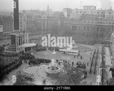 TRAFALGAR DAY MEMORIAL DÉVOILÉ À DEUX AMIRAUX une cérémonie impressionnante a eu lieu à Trafalgar Square , Londres , lorsque le duc de Gloucester a dévoilé les bustes commémoratifs des amiraux de la flotte Lord Jellicoe et Lord Beatty . Les dirigeants de l'Empire , les membres des services et les groupes massifs figuraient dans ce spectacle le plus attrayant à Londres depuis la guerre . IMAGES MONTRENT ;- Une vue générale de la scène à Trafalgar Square ce matin après la cérémonie de dévoilement . Les bustes commémoratifs peuvent être vus sur la gauche. 21 octobre 1948 21 octobre 1948 Banque D'Images