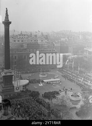 TRAFALGAR DAY MEMORIAL DÉVOILÉ À DEUX AMIRAUX une cérémonie impressionnante a eu lieu à Trafalgar Square , Londres , lorsque le duc de Gloucester a dévoilé les bustes commémoratifs des amiraux de la flotte Lord Jellicoe et Lord Beatty . Les dirigeants de l'Empire , les membres des services et les groupes massifs figuraient dans ce spectacle le plus attrayant à Londres depuis la guerre . IMAGES MONTRENT ;- Une vue générale de la scène à Trafalgar Square ce matin après la cérémonie de dévoilement . Les bustes commémoratifs peuvent être vus sur la gauche. 21 octobre 1948 21 octobre 1948 Banque D'Images