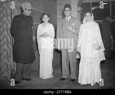 LE HAUT COMMISSAIRE PAKISTANAIS REÇOIT EN SAVOIE - - - - HABIB IBRAHAM RAHIMTOOLA (à gauche) , Haut commissaire pour le Pakistan , avec sa femme et M. LIAQAT ALI KHAN , premier ministre pakistanais , et son épouse , photographiés lors de la réception qui s'est tenue au Savoy Hotel , Londres . - - - - 23 octobre 1948 Banque D'Images