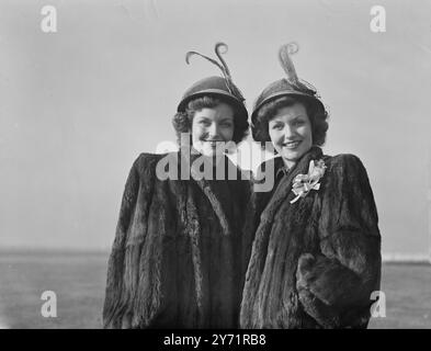 VOICI LES JUMEAUX. Cinq ensembles de jumeaux identiques américains (quatre brunes, l'autre blonde) sont arrivés à l'aéroport de Londres lors d'une visite de bonne volonté en tant que représentants d'une entreprise fabriquant des maisons ''perms''. Ici, les jumeaux chercheront des jumeaux britanniques pour représenter la même entreprise qui a commencé à fabriquer dans ce pays. Tous les jumeaux identiques seront invités à des tea-parties. Compte tenu du fait qu'il ya 250 000 ensembles en Grande-Bretagne cette forme de divertissement peut s'avérer une bagatelle trépidante. IMAGES : Frances et Bernadette Hanson, deux des Toni Twins, photographiés à l'arrivée à l'aéroport de Londres. Banque D'Images