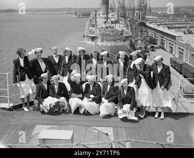 'Maple Leafs Blow in' - des filles olympiques canadiennes arrivent du Canada à bord du Cunard White Star Liner 'Aquitania' , à Southampton, ces membres de l'équipe olympique canadienne font une photo intelligente avec leurs chapeaux blancs garnis et leurs blazers uniformes, sur fond nautique à bord du navire. De gauche à droite - Donna Gilmore, de Vancouver ; Kay McNamee, de Vancouver ; Doreen Dredge, de Saskatoon ; et Irene Strong de Vancouver. 22 juillet 1948 Banque D'Images