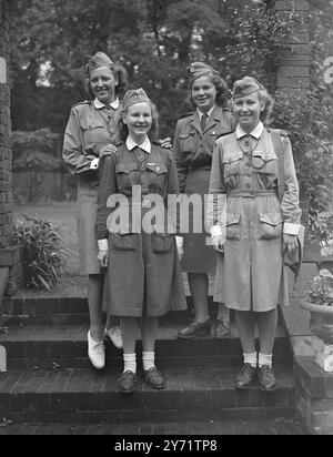 Les filles d'Europe au siège de GTC. Des filles de France, de Hollande, du Danemark, de Suède et de Norvège, toutes membres des organisations européennes de jeunesse, ont assisté aujourd'hui au siège du Girls' Training corps à Holland Park, Londres, avant de faire leur voyage à Torquay, où elles passeront une quinzaine de jours à explorer le Devon et à avoir un aperçu du mode de vie britannique. Images montrent : ' importations danoises' - ces quatre filles intelligentes en uniforme, sont membres de l'Organisation européenne de la jeunesse. Photographiés dans Holland Park, ils sont (de gauche à droite - rangée arrière Erike Larsen, de Randeram, Dorrit Oxholm, Copenhague Banque D'Images