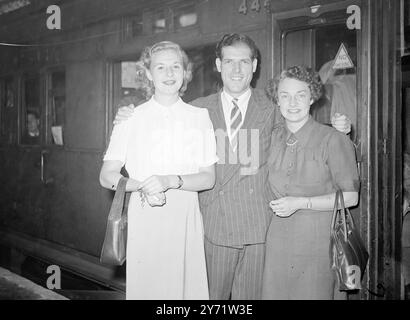 Tennis Stars for USA les stars britanniques de tennis A J Mottram et Mrs B E Hilton ont été sélectionnées pour représenter la Grande-Bretagne dans les championnats américains de tennis en double à Boston. Ils ont quitté Waterloo Station, Londres, ce matin, avec Miss J Gannon, qui jouera aux championnats américains pour Southampton. Image montre : - "Stars Together" cette heureuse photo a été prise à Waterloo Station ce matin quand ces trois stars du tennis ont commencé leur voyage aux États-Unis. 30 juillet 1948 Banque D'Images