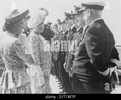 Leurs Majestés avec la princesse Margaret visitent la 'Reine Elizabeth'. Leurs Majestés le Roi et la Reine, accompagnés de S.A.R. la Princesse Margaret, se sont rendus à Southampton pour une visite informelle du Cunard White Star Liner 'Queen Elizabeth'. Ils ont inspecté la nouvelle photo de SM la Reine par M. Oswald Birley, qui est accrochée dans le salon du navire. Spectacles : SM la Reine et la Princesse Margaret parlant aux officiers des navires à bord du "Queen Elizabeth". 28 juillet 1948 Banque D'Images