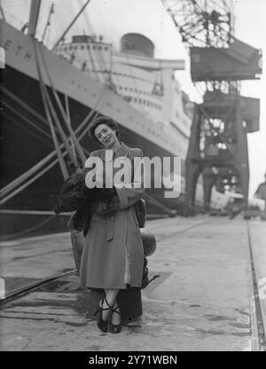 Arrivée de la reine Elizabeth de New York. Parmi les nombreux passagers qui sont arrivés sur le Cunard White Star Liner Queen Elizabeth, se trouvait la ballerine Miss Nora Kaye. Photos : Mlle Nora Kaye photographiée sur le quai à son arrivée à Southampton. 12 août 1948 Banque D'Images