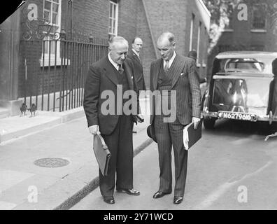 Le premier ministre convoque une réunion du Cabinet. Le premier ministre, qui, à l'hôpital St Mary de Paddington, a convoqué cet après-midi une réunion des ministres du Cabinet qui sont encore à Londres. Auparavant, M. Ernest Bevin, ministre des Affaires étrangères, a eu une conférence au chevet de M. Attlee, et il est entendu qu'ils ont discuté du rapport reçu de M. Frank Roberts, envoyé spécial de la Grande-Bretagne à Moscou sur la dernière conversation avec le maréchal Staline, et des développements résultant de la réunion. Photos : M. E. Shinwell (à gauche) Ministre de la Guerre, et M. Arthur Henderson, Ministre de l'Air, quittent No.10 Downing Street, Londres, ce loin Banque D'Images