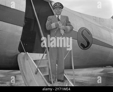 Sam Keener, soixante ans, homme d'affaires millionnaire de l'Ohio, États-Unis, vingt-cinq ans voyageur, visite ce pays, visite des usines sidérurgiques et agit en tant qu'ambassadeur non officiel pour E.R.P. il pilote son propre avion D.C. 3 Douglas et porte l'uniforme conçu par lui-même. Images : Sam Keener quittant son avion à l'arrivée à l'aéroport de Manchester. 23 août 1948 Banque D'Images