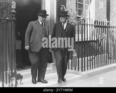 Le premier ministre convoque une réunion du Cabinet. Le premier ministre, qui, à l'hôpital St Mary de Paddington, a convoqué cet après-midi une réunion des ministres du Cabinet qui sont encore à Londres. Auparavant, M. Ernest Bevin, ministre des Affaires étrangères, a eu une conférence au chevet de M. Attlee, et il est entendu qu'ils ont discuté du rapport reçu de M. Frank Roberts, envoyé spécial de la Grande-Bretagne à Moscou sur la dernière conversation avec le maréchal Staline, et des développements résultant de la réunion. Photos : M. Ernest Bevin (à gauche), ministre britannique des Affaires étrangères, quitte le 10 Downing Street avec M. A. V Alexander, ministre de la Défense Banque D'Images