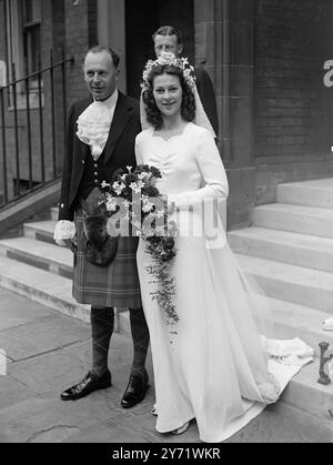 Officier d'artillerie Weds. À St Columba's Church House Chapel, le lieutenant-colonel John ft Scott, Royal Artillery, fils aîné du colonel John MB Scott, OBE, TD, JP, et de Mme Scott de Colinton, Édimbourg, était marié à Mlle Una Geraldine Hermon, fille unique du major JV Hermon, DSO, et de Mme Hermon, de Wargrave, Berkshire. Images : 'A kilted Affair' le lieutenant-colonel Scott, portant un kilt, quitte l'église St Columba, avec sa séduisante épouse après leur cérémonie de mariage. 3 septembre 1948 Banque D'Images