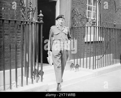 Le premier ministre convoque une réunion du Cabinet. Le premier ministre, qui, à l'hôpital St Mary de Paddington, a convoqué cet après-midi une réunion des ministres du Cabinet qui sont encore à Londres. Auparavant, M. Ernest Bevin, ministre des Affaires étrangères, a eu une conférence au chevet de M. Attlee, et il est entendu qu'ils ont discuté du rapport reçu de M. Frank Roberts, envoyé spécial de la Grande-Bretagne à Moscou sur la dernière conversation avec le maréchal Staline, et des développements résultant de la réunion. Photos : Field Marshal Lord Montgomery C.I.G.S. quittant No.10 Downing Street après la réunion du Cabinet. 26 août 1948 Banque D'Images