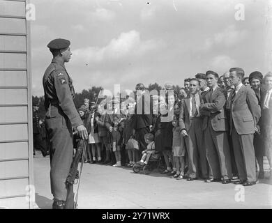 Les parachutistes montent les gardes au Palace. Les bérets rouges ont pris la place des casquettes à pointe lors de la relève de la garde au palais de Buckingham ce matin lorsque, pour la première fois dans son histoire, le Parachute Regiment a fourni la garde. L'unité choisie était la 16 Independent Parachute Company (Guards) qui a été formée en Angleterre le 1er juillet 1948 à partir d'officiers et d'hommes de la Brigade des gardes qui étaient déjà entraînés parachutistes et servant dans le Régiment de parachutistes. Images : une foule admiratrice regardant la 16 Independent Parachute Company (Guards) qui a repris les Welsh Guards à Buckingham Pala Banque D'Images