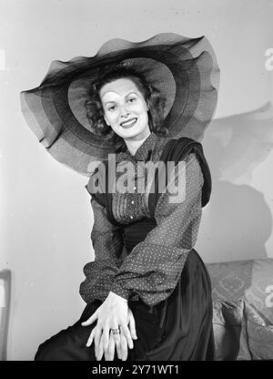 Chapeau de fête de Maureen ce chapeau de fête de jardin surdimensionné est en crin de cheval noir, garni de rubans de velours, encadrant la beauté irlandaise souriante de la star de cinéma Maureen O'Hara, maintenant en Angleterre pour jouer le rôle principal dans le film 'Britannia Mew'. C'est l'un des favoris de la célèbre collection de la star du Dublin Born. 29 août 1948 Banque D'Images