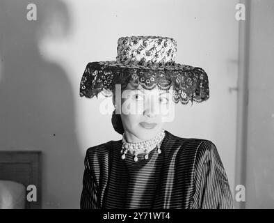 Yvonne devient espagnole. Yvonne de Carlo, la belle jeune star d'Universal International et la fille la plus tecnicolore - photographiée dans le monde, est photographiée portant un nouveau chapeau saisissant mode qui évoque des souvenirs de la vieille Espagne. Le sombrero est en paille tressée noire et blanche garnie de dentelle noire. 24 août 1948 Banque D'Images