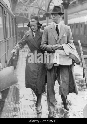 Sur le chemin de Balmoral. Le marquis de Blandford et sa sœur Lady Rosemary Spencer-Churchill arrivent à Aberdeen Station, en Écosse, en route vers le château de Balmoral où ils sont invités par le roi et la reine. L'événement de la semaine à Balmoral sera l'anniversaire de la princesse Margaret. Elle aura 18 ans le 21 août. 19 août 1948 Banque D'Images