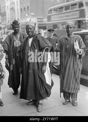 Oni d'Ife à Colonial film show. L'honorable Oba Aderemi, C.M.G., Oni d'Ife, chef spirituel du peuple Yoruba au Nigeria, a assisté à une exposition Colonial film à Londres cet après-midi. Depuis huit ans, la Colonial film Unit réalise des films liés à des sujets intéressant les peuples de l’Empire. Les sujets abordés comprennent la production d'une meilleure nourriture, la construction de meilleures maisons et des films d'intérêt pour les agriculteurs. Spectacles : L'Oni d'Ife (au centre) accompagné de deux de ses collaborateurs, arrivant pour le spectacle Colonial film Unite à Londres. L'Oni d'Ife porte des cérémonies Yoruba Banque D'Images