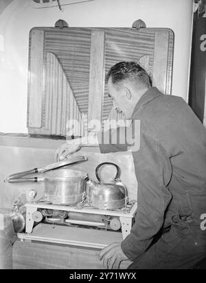 Nouveau Life Saver à l'essai. Un nouveau canot de sauvetage construit par la Royal National Lifeboat institution pour sa station à St Helier, Jersey, a fait un essai à Cowes avec l'inspecteur en chef adjoint des canots de sauvetage, le commandant T G Michelmore, au commandement. Il est le premier canot de sauvetage à être construit avec une cabine de pont, combiné avec d'autres nouvelles et intéressantes caractéristiques, qui comprennent un appareil de radiotéléphonie spécial, et pour la première fois dans les canots de sauvetage, des moyens de cuisson. La cabine du pont offre des sièges abrités pour 11 personnes de plus, avec de la place, si nécessaire, pour une civière. Photos : Denny mourant, 1er mécanicien o Banque D'Images