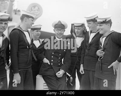 Vanguard se prépare pour la tournée royale australienne. L'équipage du HMS Vanguard attend avec impatience la tournée royale en Australasie l'année prochaine et est fier à juste titre de son association avec ce grand navire qui se trouve maintenant dans la baie de Weymouth (Dorset). Avant une croisière de shakedown à Gibraltar et Malte vendredi prochain. Le navire reçoit les dernières touches pour la tournée qu'elle retourne à Devonport. Photos : navire Champlain Rev Douglas Warstall de Londres 10 septembre 1948 Banque D'Images