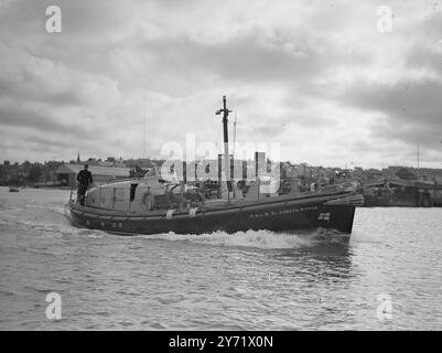 Nouveau Life Saver à l'essai. Un nouveau canot de sauvetage construit par la Royal National Lifeboat institution pour sa station à St Helier, Jersey, a fait un essai à Cowes avec l'inspecteur en chef adjoint des canots de sauvetage, le commandant T G Michelmore, au commandement. Il est le premier canot de sauvetage à être construit avec une cabine de pont, combiné avec d'autres nouvelles et intéressantes caractéristiques, qui comprennent un appareil de radiotéléphonie spécial, et pour la première fois dans les canots de sauvetage, des moyens de cuisson. La cabine du pont offre des sièges abrités pour 11 personnes de plus, avec de la place, si nécessaire, pour une civière. La photo montre : le St Helier Lifeboat Underg Banque D'Images
