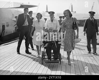 Sir Thomas Beecham à la maison malade. Lorsque Sir Thormas Beecham est arrivé à Southampton en hydravion depuis Johannesburg aujourd'hui, il a été aidé à débarquer et a ensuite pris un fauteuil roulant pour les quartiers de malades de l'aéroport. Sir Thomas et Lady Beecham ont fait une tournée en Afrique du Sud . Spectacles de photos : Sir Thomas Beecham agitant alors qu'il est conduit vers les quartiers des malades de l'aéroport. Il est accompagné de sa femme (à droite) et de son infirmière à gauche. 25 septembre 1948 Banque D'Images