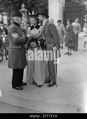 Les stars du film « Now in My Day » Maureen O'Hara et Dana Andrews, les deux stars du film « Britannia Mews » dont les scènes ont été tournées à St James's Park, Londres. Ce matin, écoutez attentivement le sergent Richard Pilgrim, pensionné de Chelsea, 78 ans, pendant un intervalle entre les tournages. Richard, qui vient de Halifax, Yorkshire, a pu raconter aux START quelque chose sur la vie dans les années couvertes par le film qu'ils font. 12 septembre 1948 Banque D'Images