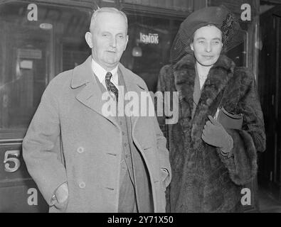 L'ambassadeur de Moscou part pour la Russie Sir Maurice Peterson, ambassadeur britannique à Moscou, qui était en congé en Britienne, a quitté aujourd'hui la gare de St Pancras, Londres avec Lady Peterson, pour reprendre ses fonctions à Moscou. 7 octobre 1948 Banque D'Images