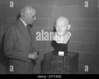 Pandit Nehru à India House. Pandit Nehru, le premier ministre indien, qui est arrivé en Grande-Bretagne tard hier soir, pour assister à la Conférence des premiers ministres de l'Empire la semaine prochaine, examine un buste du Mahatma Gandhi, de Chim Tamina Kar, à l'exposition Gandhi à India House, Londres. 7 octobre 1948 Banque D'Images