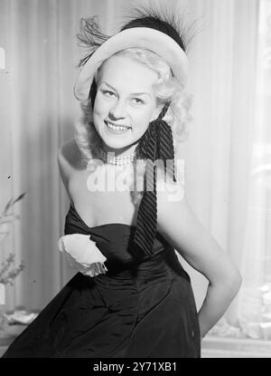 Chapeau cocktail Party un béret rose pastel rayé de velours noir avec un devant en plume Asprey, est porté par Miss Patti Morgan, la star de cinéma australienne et reine de beauté au London Fashion Display. 3 août 1948 Banque D'Images