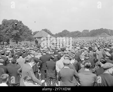 Les dockers se rencontrent à Victoria Park. Des fonctionnaires du syndicat des travailleurs des transports et des travailleurs généraux ont assisté à une réunion de masse à Victoria Park , Londres , convoquée par le comité de grève des Dockers de Londres . On pense que plus de 19 000 hommes sont toujours en grève. Les gardes sous le capitaine G Burnett ont assisté à la réunion pour apprendre à devenir commis de comptage si leurs services étaient nécessaires. Les photos montrent : - des représentants syndicaux et des dockers qui s'adressent à un membre du comité de grève à Victoria Park aujourd'hui. Juin 26 1948 Banque D'Images