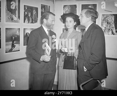 OUVERTURE DE L'EXPOSITION DE PHOTOS DE FILMS BRITANNIQUES. Le RT. Hon. HAROLD WILION, C.B.E. M.P. , Président de la Chambre de commerce , a ouvert cet après-midi une exposition d'images fixes du film britannique , aux galeries de la National Book League , ALBERMARLE-STREET , W1.N présents pour l'ouverture étaient SIR HENRY L. FRENCH, C.B.E, K.C.B. et les vedettes JEAN SIMMONS et Sir JOHN MILLS. L'IMAGE MONTRE:- 'Sunshine , Snow , and Board of Trade' de gauche à droite sur l'écran les stars JOHN MILLS , porte son 'Scott de la barbe Antarctique ; comme il discute avec JEAN 'BLUE LAGOON' SIMMONS et MR. HAROLD WILSON , à l'ouverture de t Banque D'Images