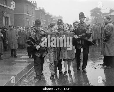 LA POLICE REGARDE MOSLEY RENCONTRER Une forte force de police mobile, montée et à pied qui se tenait à Hertford Road , Dalston , East London cet après-midi quand plusieurs centaines de partisans DE SIR OSWALD MOSLEY ont tenu une réunion en plein air le jour de mai. La police s'est mêlée aux foules qui se formaient pour entendre des orateurs , entourées d'autres membres du mouvement syndical portant les bannières du mouvement avec l'éclair blanc et le cercle sur le sol rouge. PHOTOS : un homme et une femme sont enlevés par des policiers de la scène de la réunion à Dalston cet après-midi. 1er mai 1948 Banque D'Images