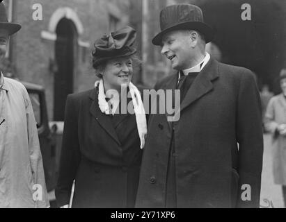 Lambeth Conference Service - Cathédrale de Canterbury. L’archevêque de Canterbury a assisté aujourd’hui au service d’ouverture de la Conférence Lambeth à la cathédrale de Canterbury. Photos : l'archevêque Aleksi Lehtonen de Finlande, et sa femme, à Canterbury aujourd'hui. 1er juillet 1948 Banque D'Images